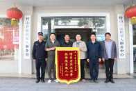 暖心安置显优待 赠送锦旗表谢意