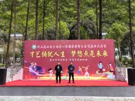 学校搭建大舞台　师生随时秀才艺