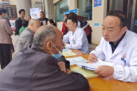 县人民医院开展肿瘤防治宣传活动