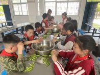 吉阳小学开展“摘豌豆 剥豌豆”劳动实践活动