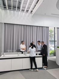 县行政审批局：“局长”进大厅  优化服务提效能