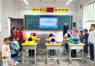 官渡镇梁家小学开展“沉浸式”防溺水安全演练