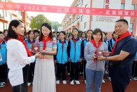 麻家渡镇中学：星光闪耀 “章”显风采