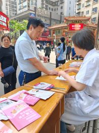 县市场监管局开展“5.25爱肤日”宣传