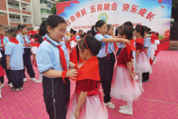 宝丰镇施洋小学128名学生光荣加入少先队