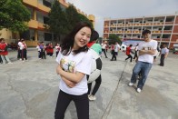武汉吧哒科技到宝丰镇红卫小学开展爱心助学活动   
